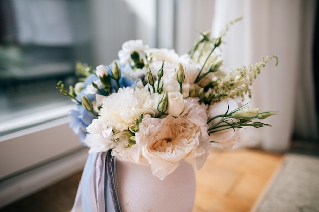 Bellissimo bouquet da sposa bianco di accessori da sposa di fiori