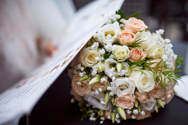 Bellissimo bouquet da sposa bianco