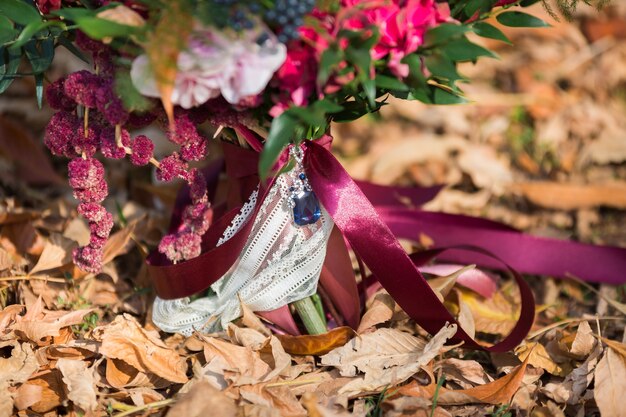 Bellissimo bouquet da sposa colorato di fiori diversi