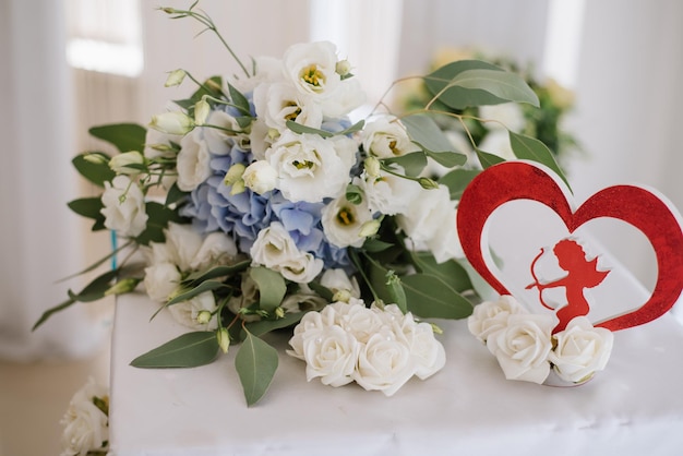 Bellissimo bouquet da sposa con fiori freschi il giorno del matrimonio