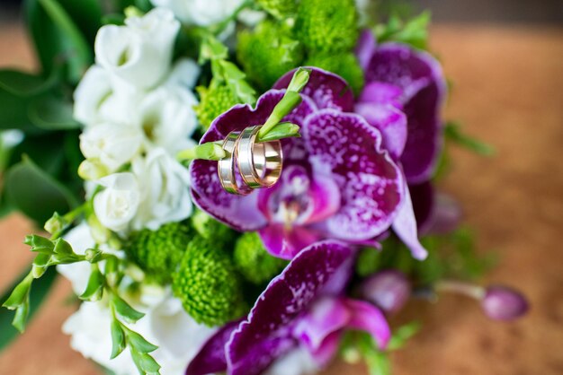 Bellissimo bouquet da sposa con orchidea. Avvicinamento