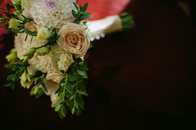 bellissimo bouquet da sposa della sposa giace sul tavolo