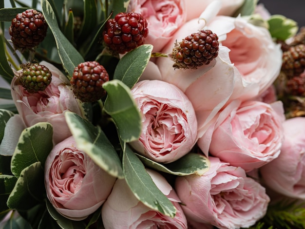 Bellissimo bouquet da sposa di arbusto e peonia con rose rosa.