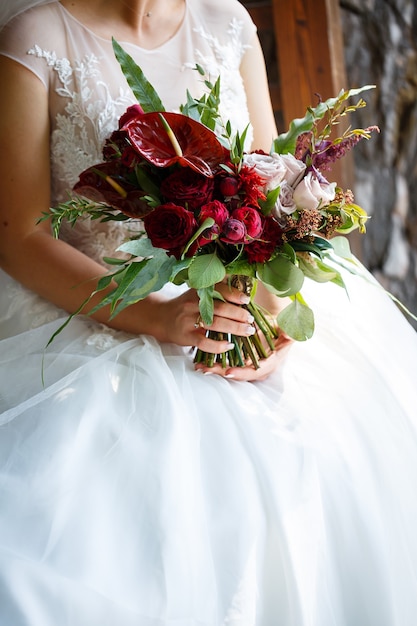 Bellissimo bouquet da sposa di fiori nelle mani degli sposi