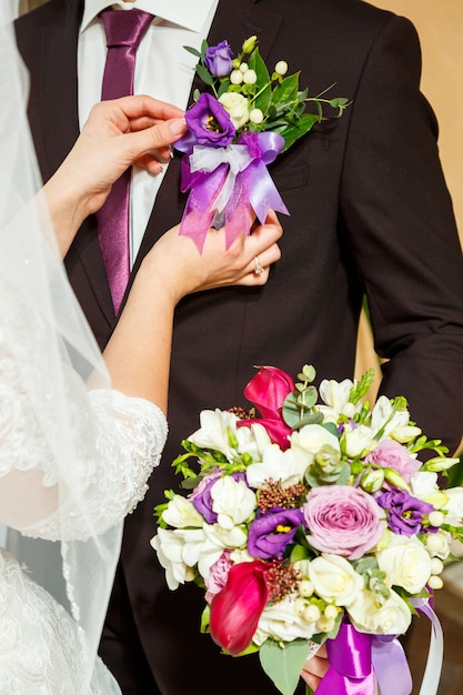 Bellissimo bouquet da sposa di fiori nelle mani degli sposi