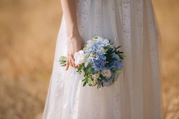 Bellissimo bouquet da sposa di fiori nelle mani della sposa