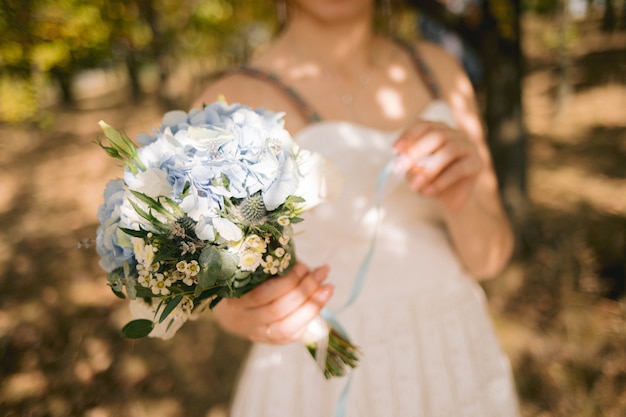 Bellissimo bouquet da sposa di fiori nelle mani della sposa