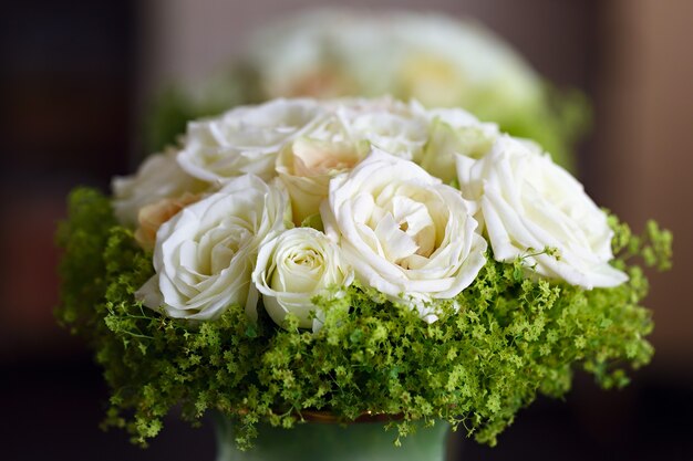 Bellissimo bouquet da sposa di gigli e rose a una festa di nozze