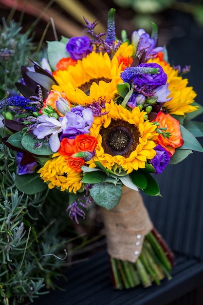 Bellissimo bouquet da sposa di girasoli gialli e viola