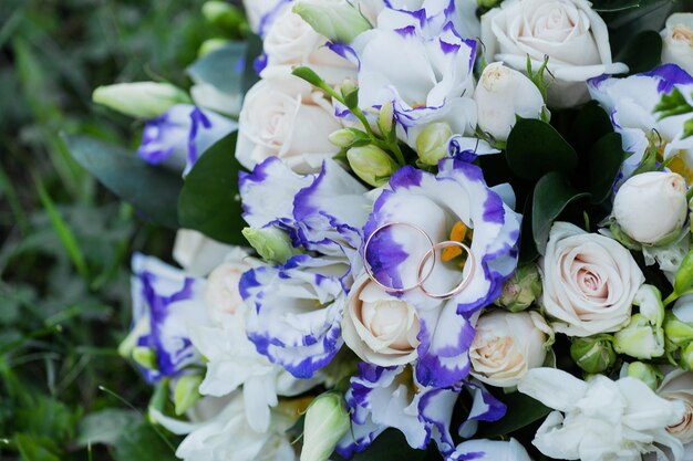 Bellissimo bouquet da sposa e anelli Giorno delle nozze