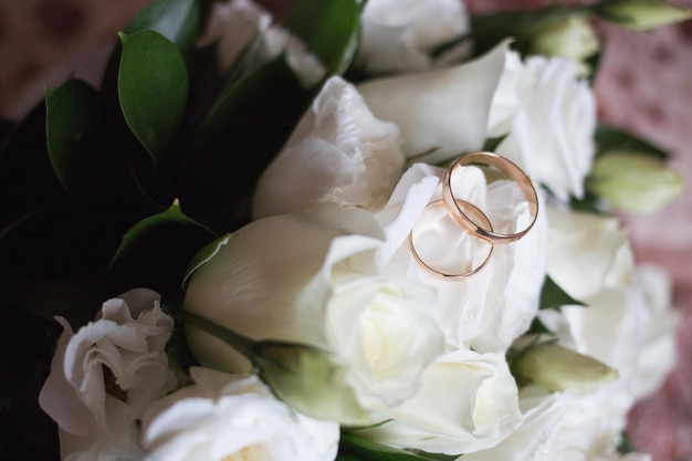 Bellissimo bouquet da sposa e bellissime fedi nuziali