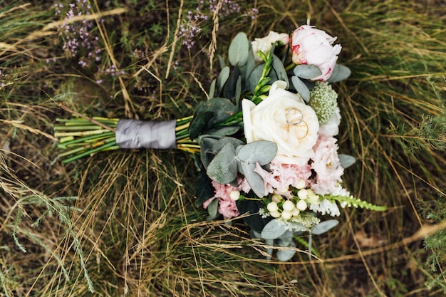 Bellissimo bouquet da sposa e fedi nuziali il giorno del matrimonio