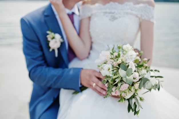 Bellissimo bouquet da sposa moderno ed elegante.