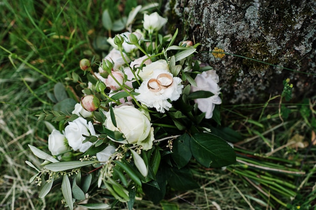 Bellissimo bouquet da sposa moderno ed elegante.