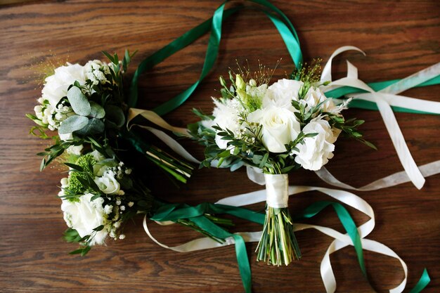 Bellissimo bouquet da sposa moderno sul tavolo