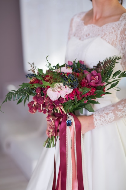 Bellissimo bouquet da sposa nelle mani della sposa