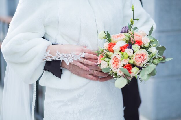 Bellissimo bouquet da sposa nelle mani della sposa