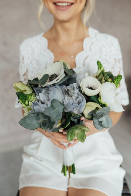 Bellissimo bouquet da sposa nelle mani della sposa