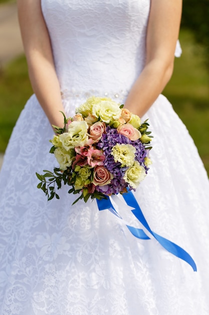 Bellissimo bouquet da sposa nelle mani della sposa