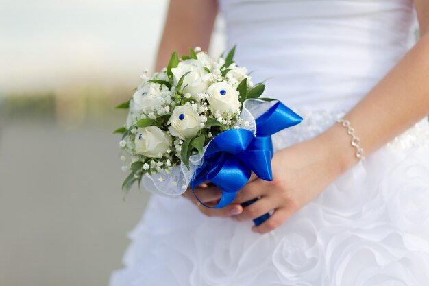 Bellissimo bouquet da sposa nelle mani della sposa