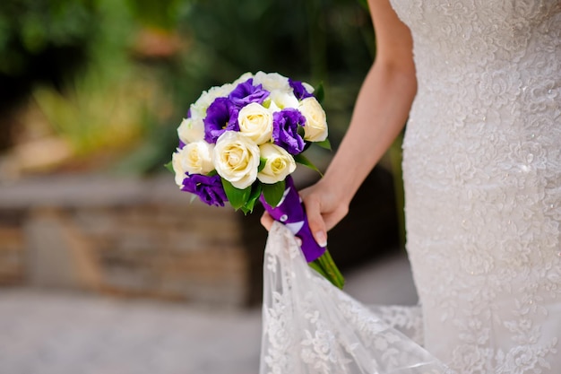 Bellissimo bouquet da sposa nelle mani della sposa