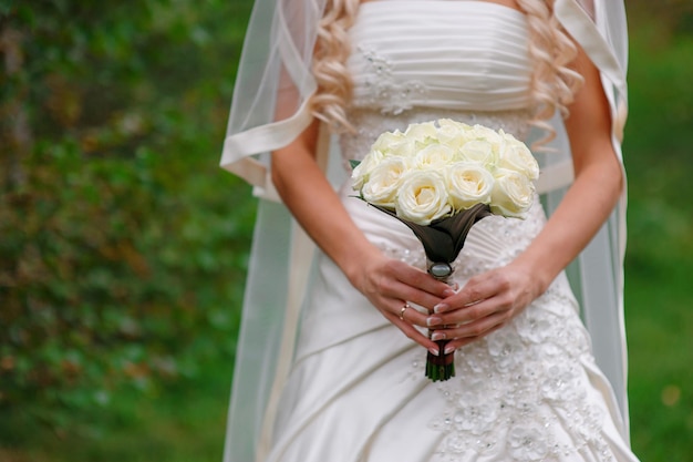 Bellissimo bouquet da sposa nelle mani della sposa