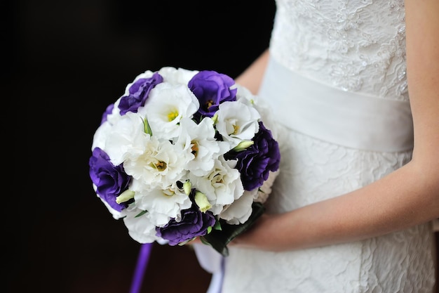 Bellissimo bouquet da sposa nelle mani della sposa