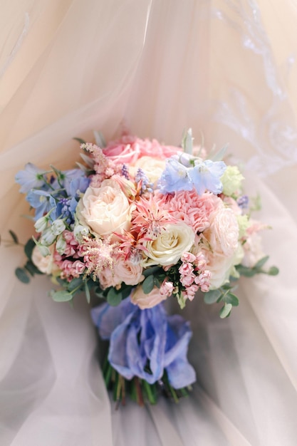 Bellissimo bouquet da sposa raccolto da diversi fiori freschi