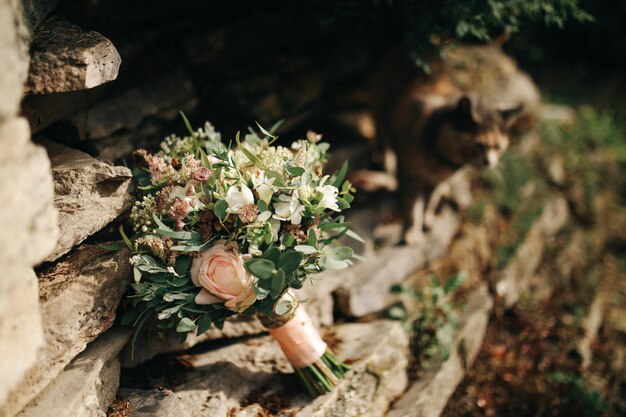 Bellissimo bouquet da sposa raccolto da diversi fiori freschi