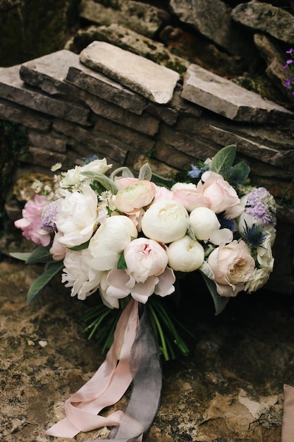 Bellissimo bouquet da sposa raccolto da diversi fiori freschi