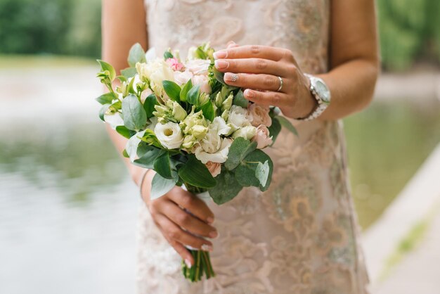 Bellissimo bouquet da sposa rustico nelle mani della sposa