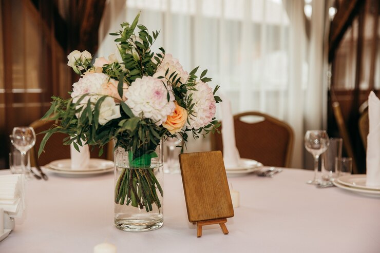 Foto bellissimo bouquet da sposa si trova sul tavolo. decorazioni per matrimoni