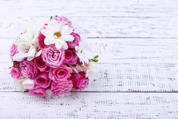 Bellissimo bouquet da sposa su fondo in legno