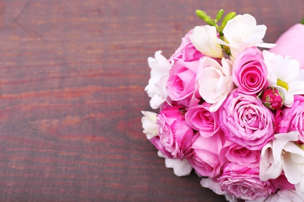 Bellissimo bouquet da sposa su fondo in legno