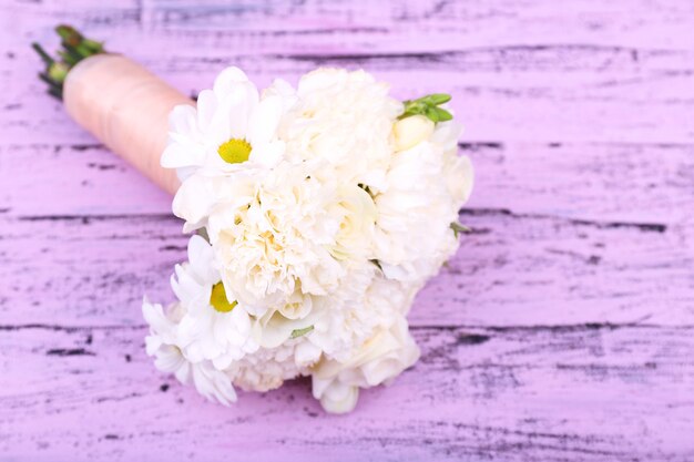 Bellissimo bouquet da sposa su una superficie di legno