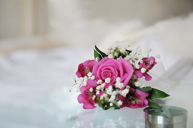 Bellissimo bouquet da sposa sul tavolo bianco