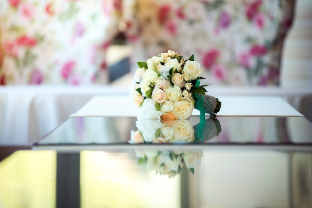 Bellissimo bouquet da sposa sul tavolo