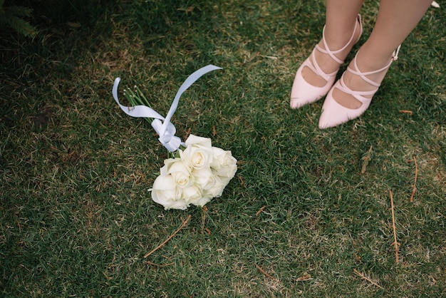 Bellissimo bouquet da sposa sull'erba Rose bianche