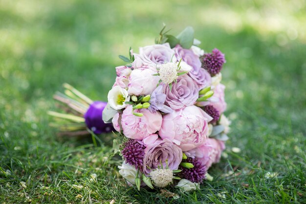 Bellissimo bouquet da sposa sull'erba