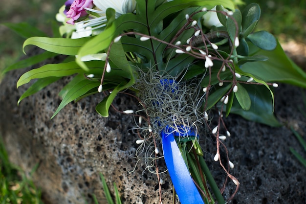 Bellissimo bouquet da sposa sulla pietra