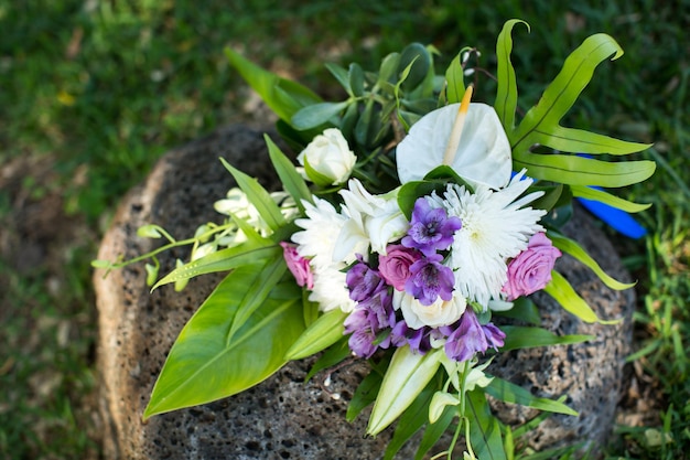 Bellissimo bouquet da sposa sulla pietra