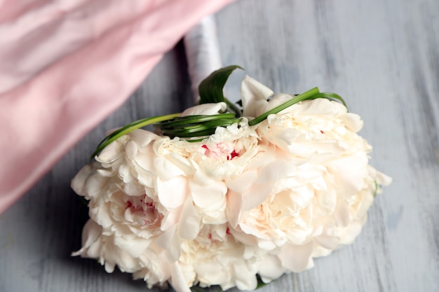 Bellissimo bouquet da sposa sulla tavola di legno di colore