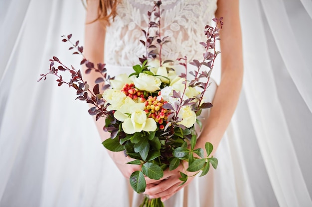 Bellissimo bouquet da sposa tenero di rose color crema e fiori di eustoma