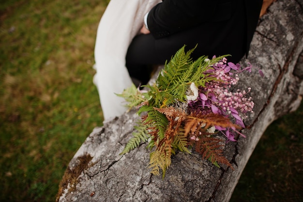 Bellissimo bouquet da sposa tenero e anelli