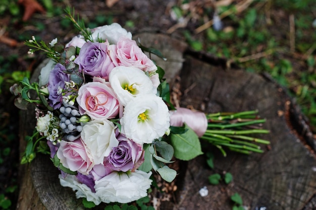 Bellissimo bouquet da sposa tenero e anelli