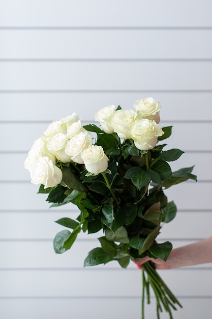 Bellissimo bouquet di bellissimi fiori. Il lavoro del fioraio. Consegna fiori