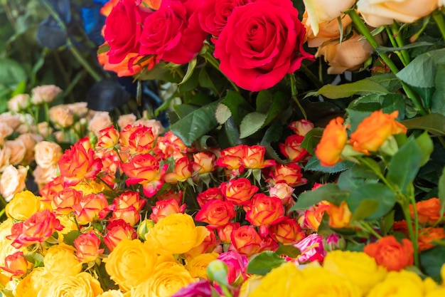 Bellissimo bouquet di diverse varietà di fiori