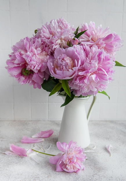 Bellissimo bouquet di fiori bianchi e rosa peoniesxA