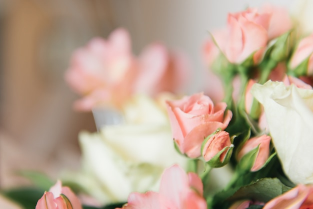 Bellissimo bouquet di fiori bianchi e rosa