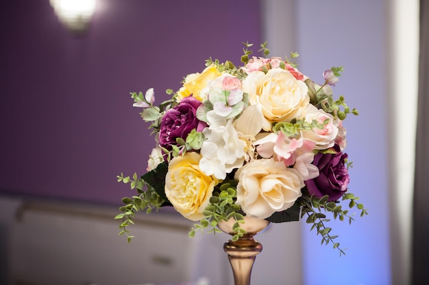 Bellissimo bouquet di fiori da sposa nel ristorante